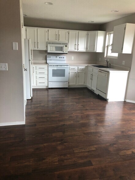 Building Photo - 850 W Hickory Nut Ct