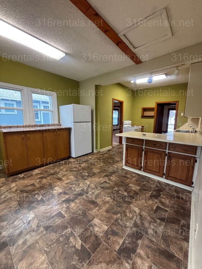 Building Photo - Two bed, Two Bath, fully fenced backyard rental available now!