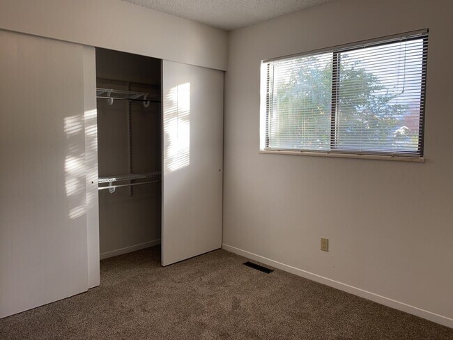 Building Photo - Start a Lease by 12/1 and Receive a $500 R...
