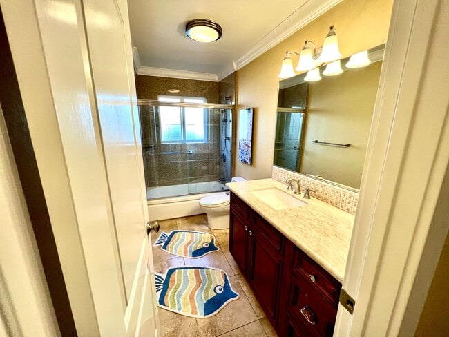 Building Photo - Available NOW! Single Family Unit in Pacif...