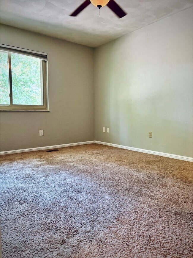 Building Photo - Available now-  4 Bedroom house in O'Fallo...