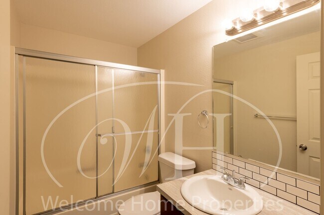 Building Photo - Newly Remodeled Apartment in Convenient Lo...