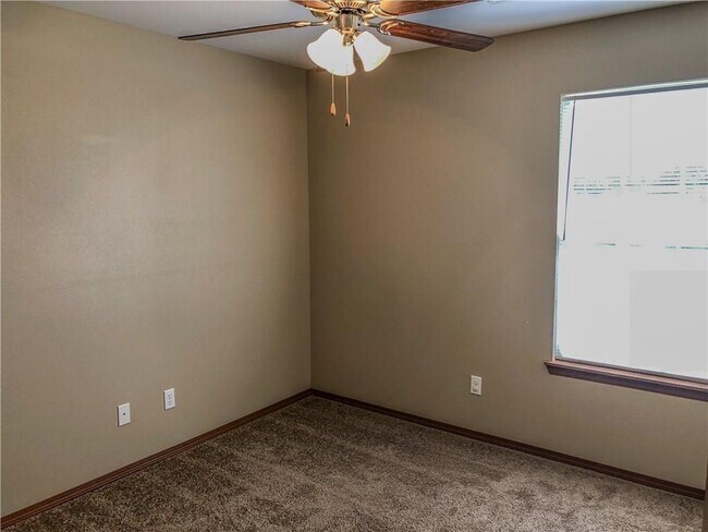 Building Photo - 211 Foxglove St