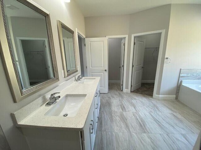 Building Photo - Spacious 3 Bedroom Home in Mary Esther!