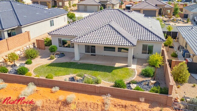 Building Photo - Stunning 4 Bedroom Home with Gorgeous Back...