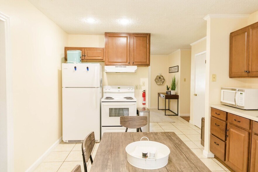 Building Photo - 39 Southwicke Dr