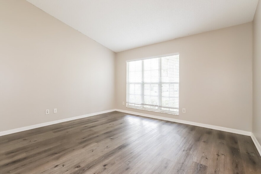 Building Photo - 1011 Hardwood Dr
