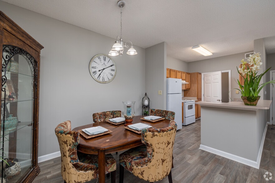 2BR, 2BA - 1,173SF - Dining Area - Magnolia Lake Apartments