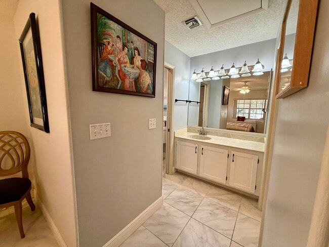 Building Photo - 5850 Summerfield Ct