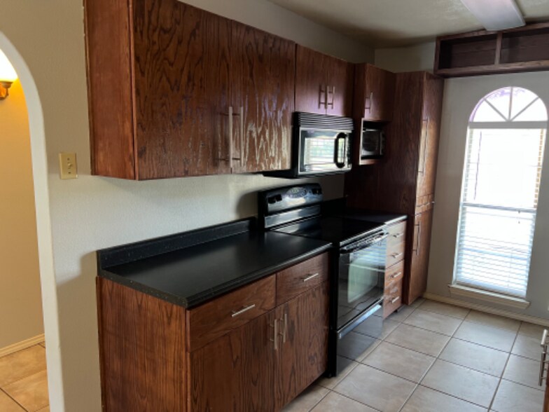 Building Photo - 409 S Holiday Dr