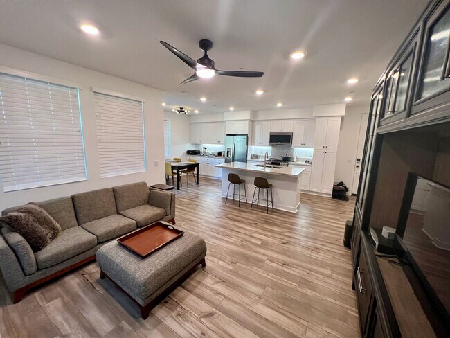 Building Photo - 2 bed 2bath w/attached garage, Pet-friendl...