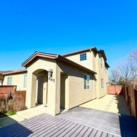 Building Photo - Luxury Townhouse in Vista Ridge Subdivision!