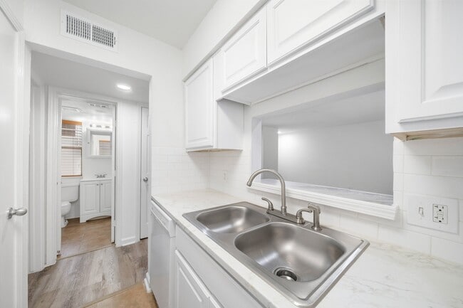 Building Photo - 8100 Seawall Blvd