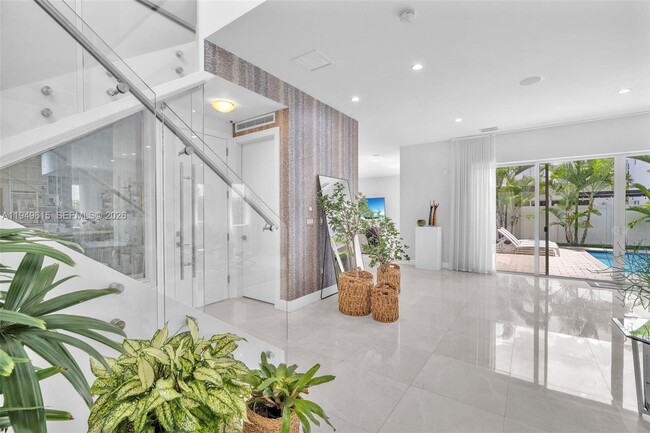 Building Photo - 7457 NW 101 Ave