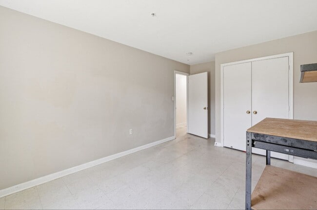 Building Photo - Spacious 3BR Townhome Near Metro & Nationa...