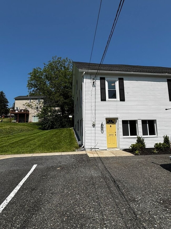 Building Photo - Newly remodeled 3+ bedroom
