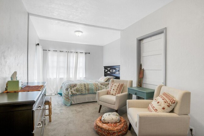 Building Photo - Charming 3 Bedroom Home Centrally Located