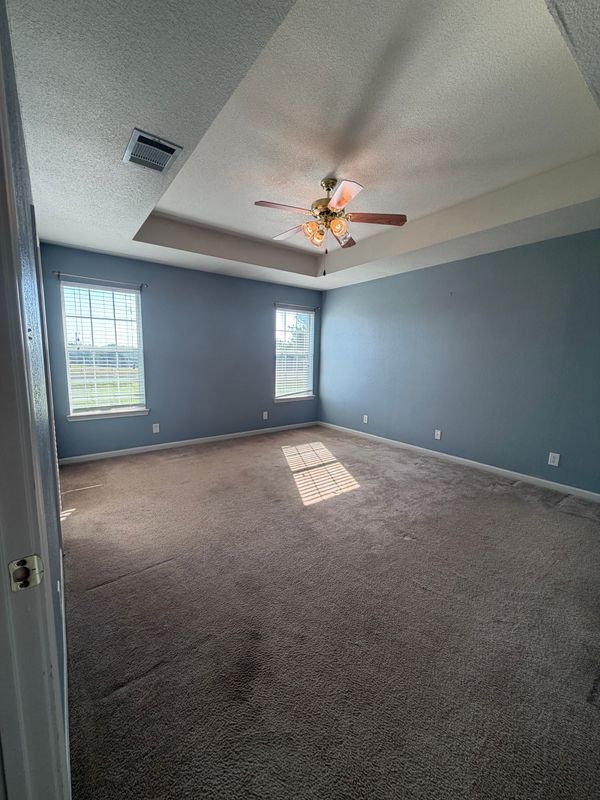 Building Photo - 715 Lakeview Dr