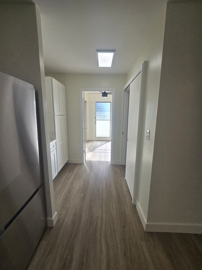 Building Photo - Conveniently located and secured 1-bedroom, 1-bathroom