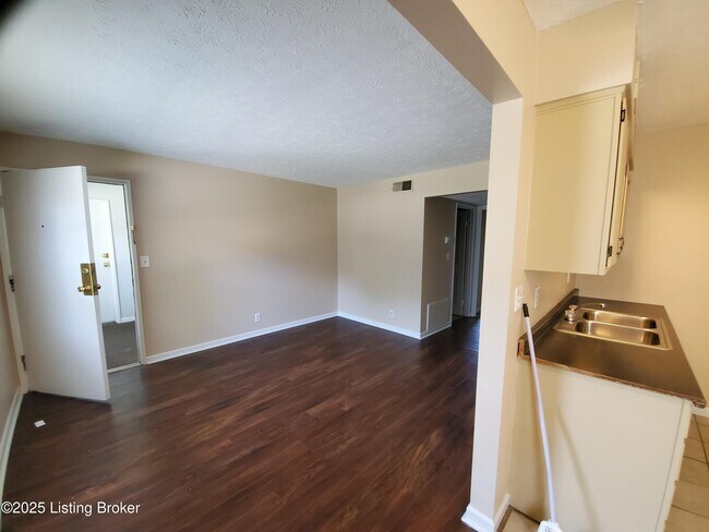 Building Photo - 3217 Springfield Dr