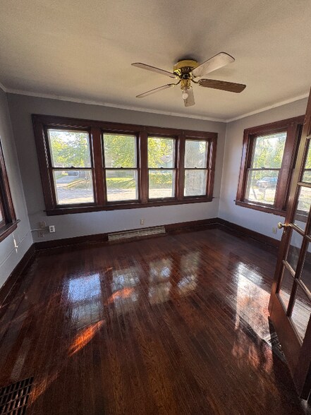 Primary Photo - 119 W Willow Dr