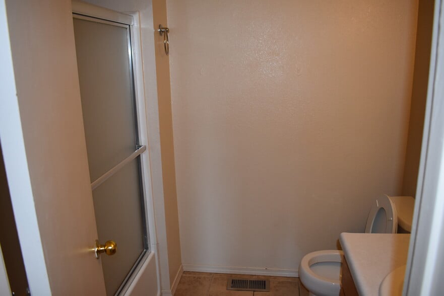 Building Photo - 8600 Simi Ln NE