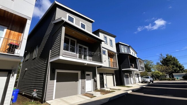 Building Photo - Modern 3-Bedroom Home!