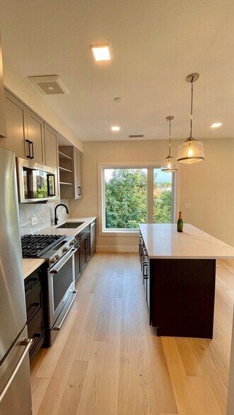Primary Photo - 260 Maverick St