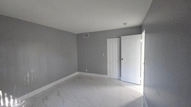 Building Photo - 3000 Riverside Dr