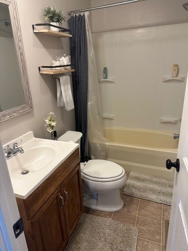 Building Photo - Very nice 3 Bedroom 2 bath home in Del Mar...