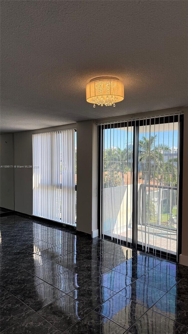 Building Photo - 9800 W Bay Harbor Dr