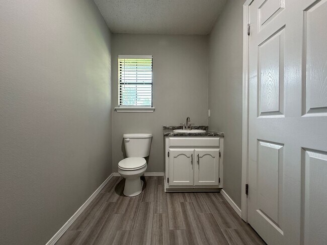 Building Photo - Cozy Elegance: Beautiful 2 Bed, 2.5 Bath H...