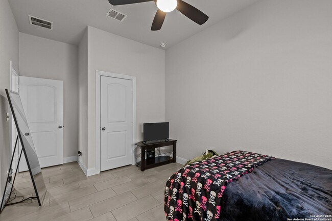 Building Photo - 1318 Tabuenfeld - Excellent, Clean Home, N...