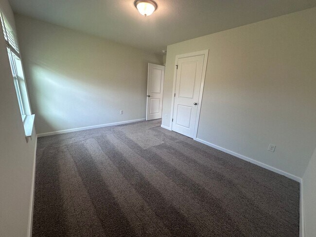 Building Photo - Beautiful New Home - First Month Free!