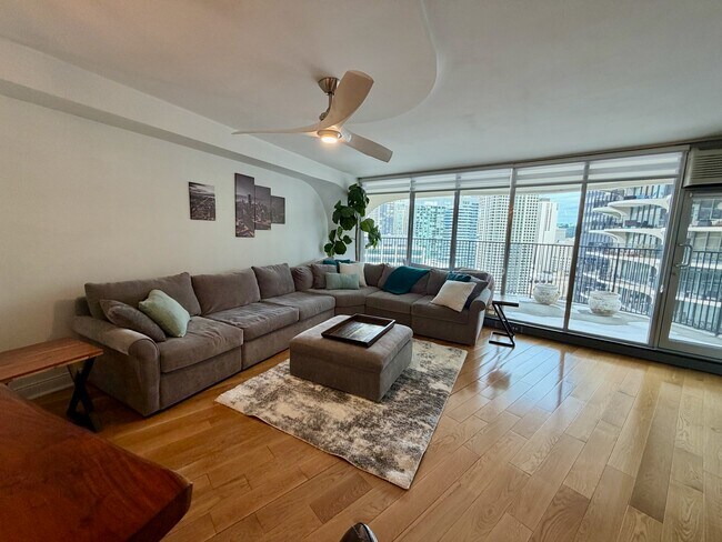 Building Photo - 300 N State St