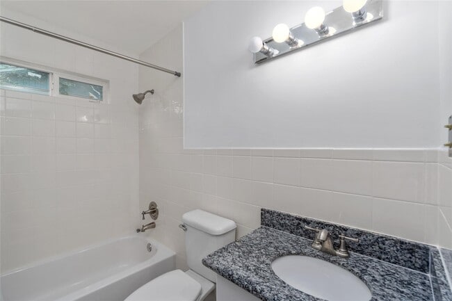 Building Photo - 1110 Woods Dr