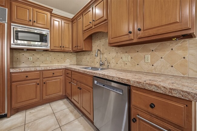 Building Photo - 2210 Bywater Dr