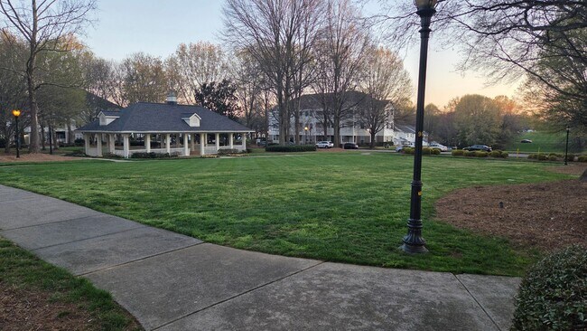 Building Photo - Updated 2 Bed, 2.5 Bath Townhome | Prime Lake Norman Location