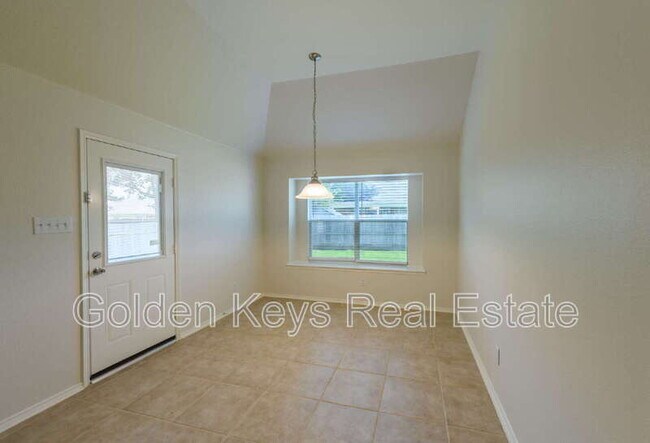 Building Photo - 672 S Heights Dr