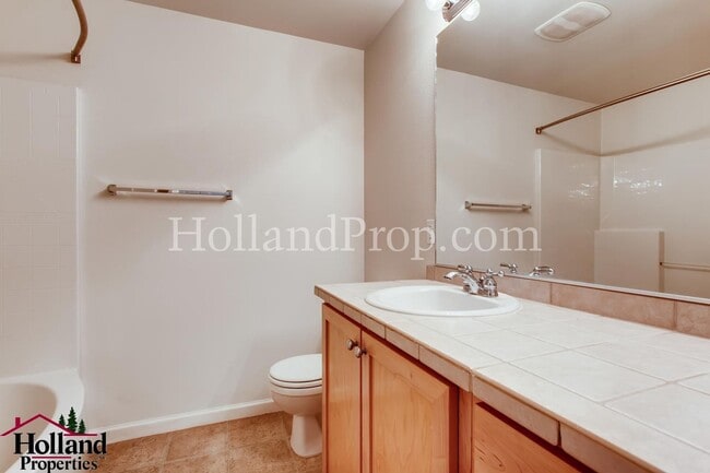 Building Photo - Experience Comfort and Style in This Elegant Murrayhill Townhome!