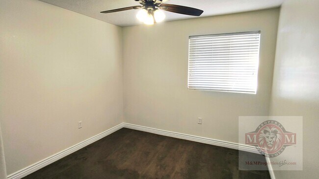 Building Photo - Great 3 Bed 2 Bath Sandy Condo!!