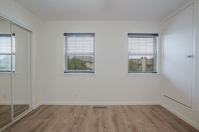 Building Photo - 7800 Northcrest Blvd