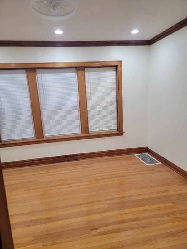 Building Photo - 4830 W Oakdale Ave