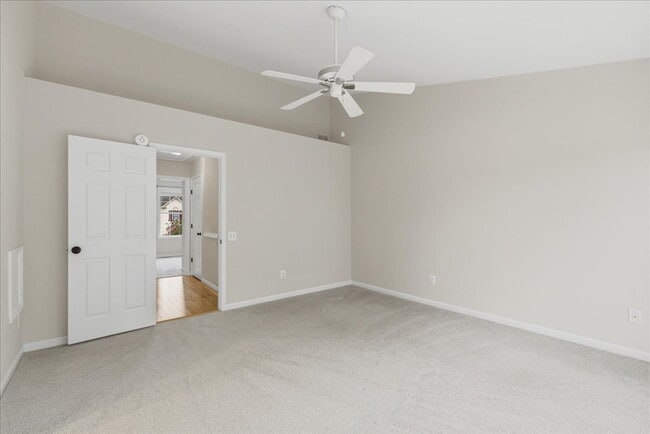 Building Photo - Updated 3BR End-Unit Townhome in Ashburn Farm