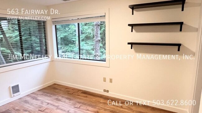 Building Photo - 563 Fairway Dr