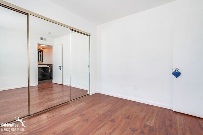Building Photo - Stylish Top-Floor 1Bdm 1Ba Condo in the No...