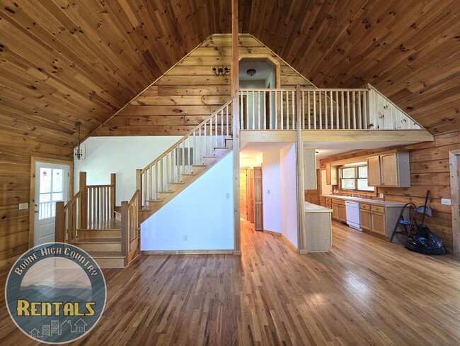 Building Photo - Beautiful Cabin in Sugar Grove with Multi-...