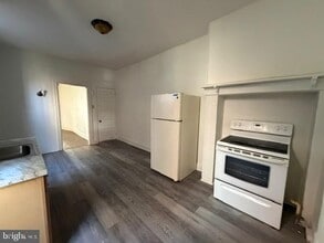 Building Photo - 347 E King St