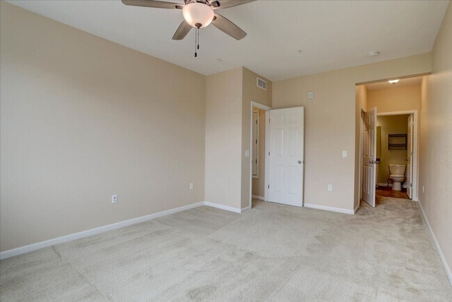 Building Photo - 2nd Floor, 2 bed, 2bath, Community Pool!