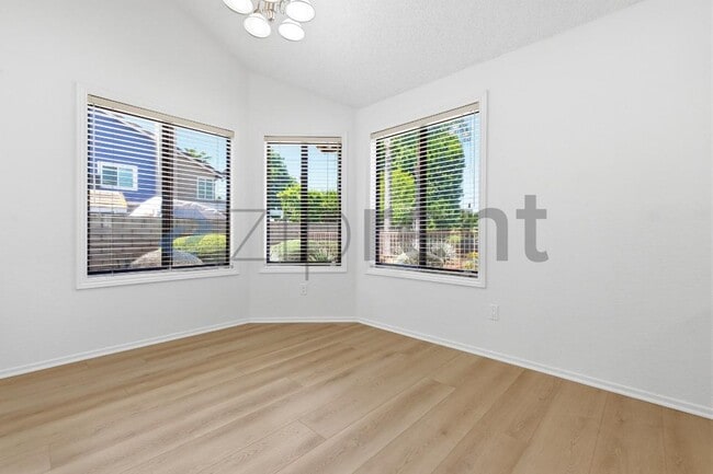 Building Photo - Unit
